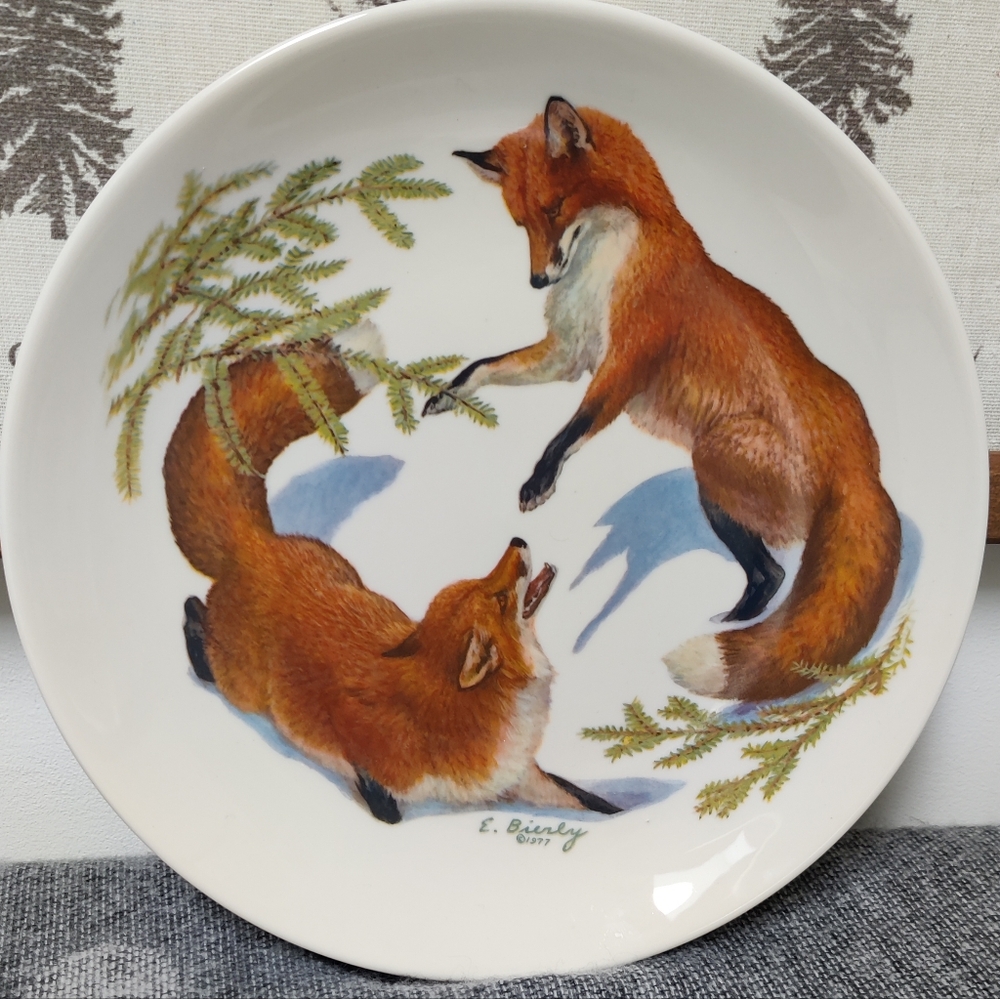 Vintage 1977 Edward J. BierlyLimited Edition Christmas Plate 'Foxes & Evergreen' - Picture 2 of 7